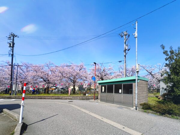 建物裏通りにゴミステーションあり