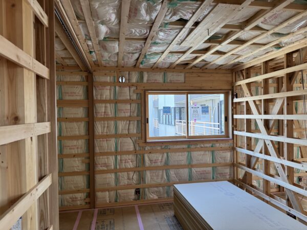 職人の丁寧さが伝わる断熱材施工