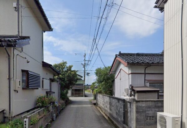 東側：建物裏道路
