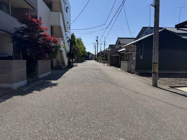 北東側道路6.8m