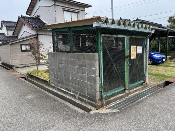 隣地にゴミステーションあり！
