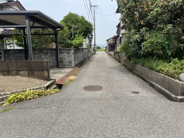 建物裏：東側道路