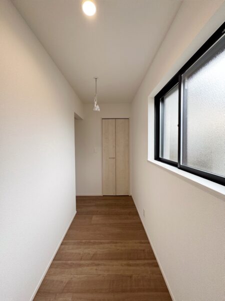 キッチン裏にパントリー兼サンルーム完備！