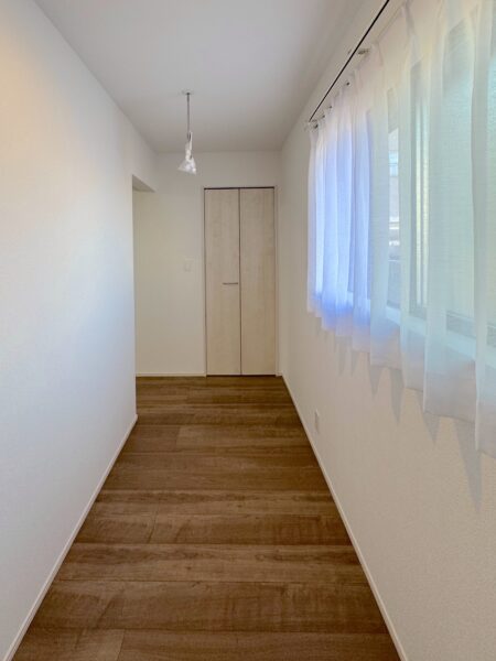 キッチン裏にパントリー兼サンルーム完備!