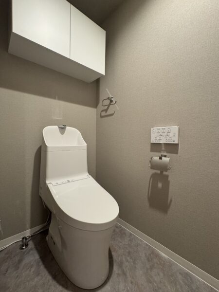節水型トイレ　キャビネット収納あり