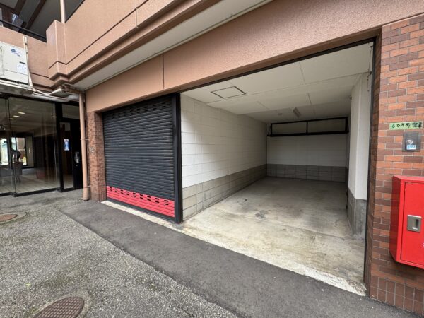 シャッター付きガレージ