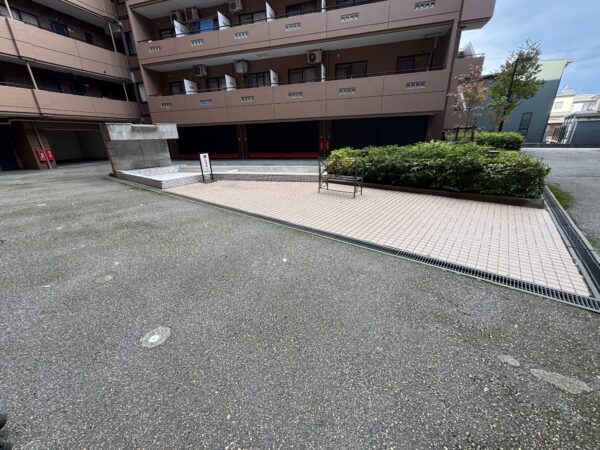 中庭にガレージあります